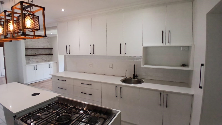 5 Bedroom Property for Sale in Pellissier Free State